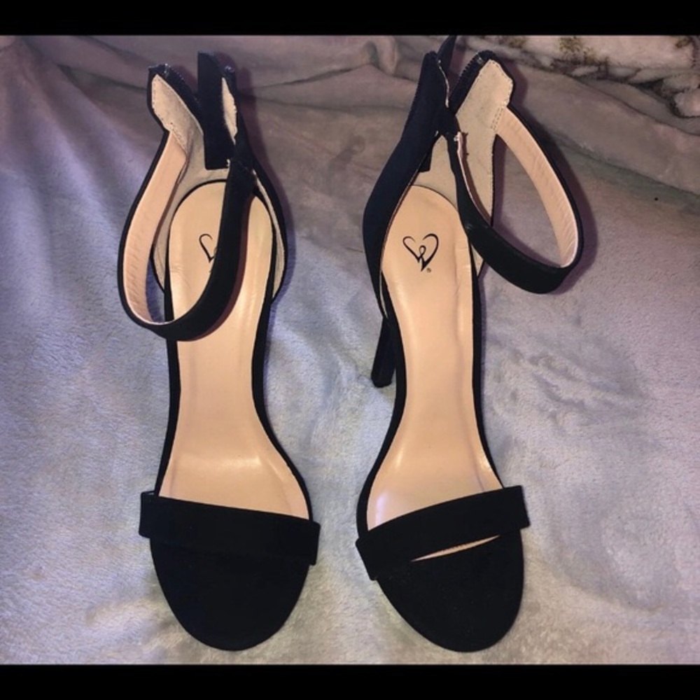 BLACK WINDSOR HEELS